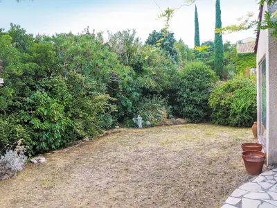 a garden with bushes and a yard at Holiday Home Les Hauts de Grimmal by Interhome in Salles-dʼAude