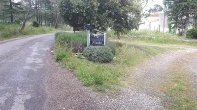 a street sign on the side of a road at Domaine de la Matte in Conques-sur-Orbiel
