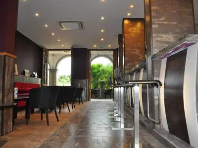 a dining room with chairs and a table at APOSTROPHE Chambres d'Hôtes in Montolieu