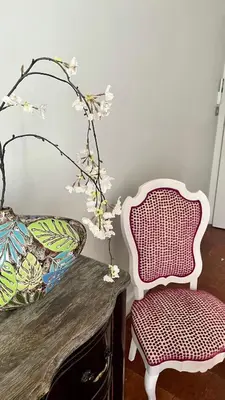 a chair sitting next to a desk with a plant at LA COUR CARREE - chambres d'hôtes in Carcassonne