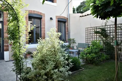 a garden with a bench and some plants at midi03 in Carcassonne