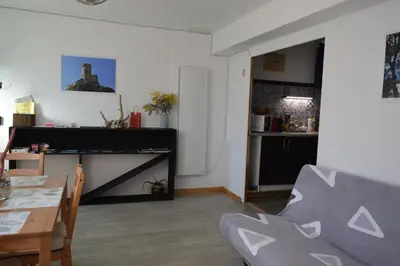 a living room with a table and a dining room at El roble in LʼAiguillon