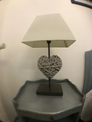 a lamp with a heart on top of a table at L'affable Les cammazes in Les Cammazes