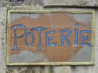 a sign on the side of a wall with the word pole at Chambre d'Hôtes la Poterie in Caunes-Minervois