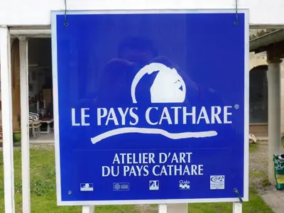 a sign that says le pays cataractsalore at Chambre d'Hôtes la Poterie in Caunes-Minervois