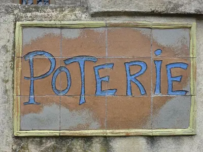 a sign on the side of a wall with the word pole at Gite Le Lavoir - La Poterie in Caunes-Minervois