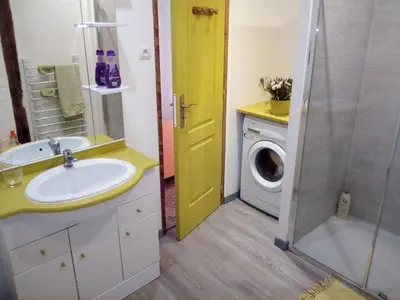 a bathroom with a sink and a washing machine at Charmant studio centre ville Mirepoix in Mirepoix