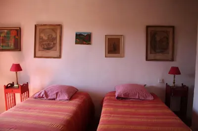 two beds sitting next to each other in a room at Sous l'abricotier in Durban-Corbières