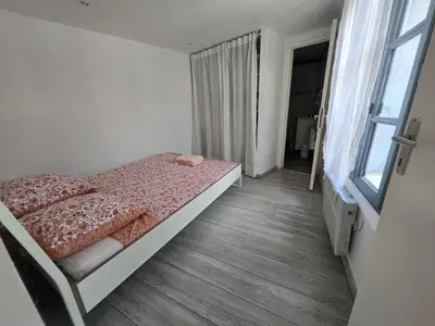 a bedroom with a bed and a window at T2 Cozy proche des Halles Climatisé in Narbonne