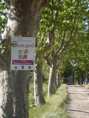 a sign on the side of a tree at Chambres d'hôtes Domaine de Beaupré in Narbonne