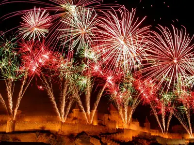 a bunch of fireworks exploding in the night sky at La Terrasse de Jules in Carcassonne