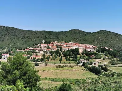 a village on the side of a mountain at Studio les trois chemins in Cucugnan
