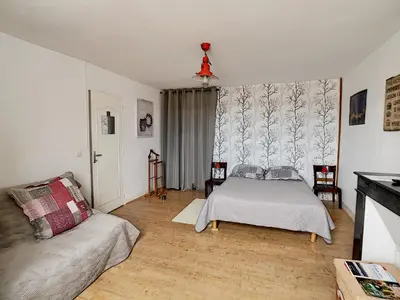 a bedroom with a bed and a couch at Maison de ville au pied de la Montagne Noire in Mazamet