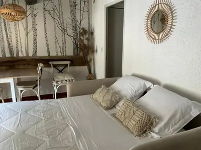 a living room with a couch with pillows on it at Montez au créneau, Face à la Cité vue sublime in Carcassonne