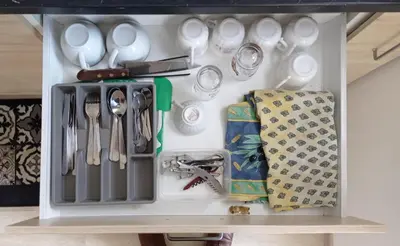 a cupboard with utensils in it at Studio l'Obrador 25 m2 - Cuisine & terrasse - accès piscine in Rieux-Minervois