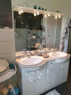 a bathroom with two sinks and a large mirror at La Maison de Fafa in Carcassonne