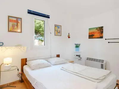 a bedroom with a white bed and a window at Charmant pavillon 3 chambres avec véranda près plage Grazel – Parking sécurisé - FR-1-409-144 in Gruissan