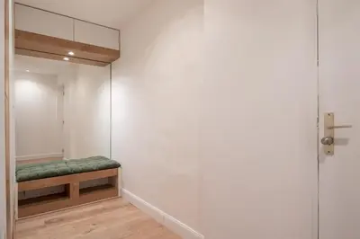 a dressing room with a bench and a mirror at La suite numéro 1 in Carcassonne