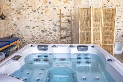 a jacuzzi tub in a room at L'écrin de l'Orb in Cessenon