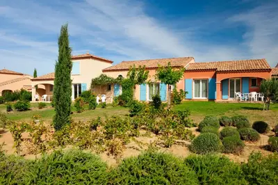 a house with a garden in front of it at Vacancéole - Port Minervois, Les Hauts du Lac in Homps