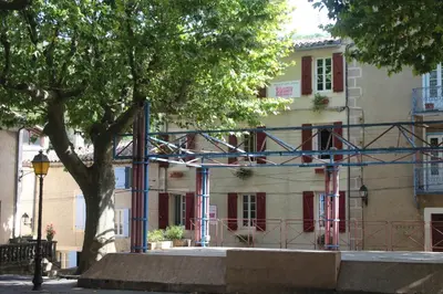 a building with a tree in front of it at Au Coeur de Rennes Chambres d'hôtes in Rennes-les-Bains
