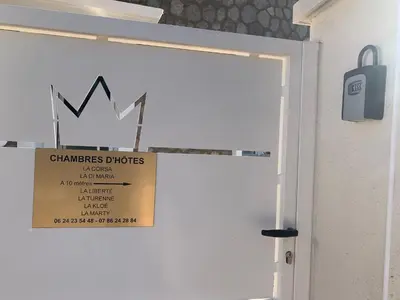 a door with a sign that reads chambers drugs at Le Marty in Narbonne