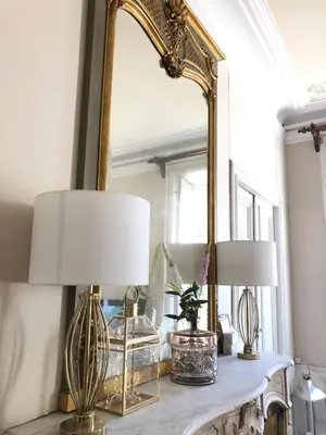 two lamps on a table in front of a mirror at Le Cœur de la Bastide - Adult only in Carcassonne