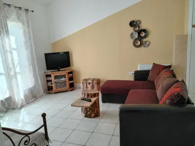 a living room with a couch and a tv at Sirius in Fa
