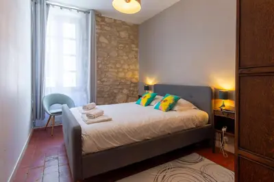 a bedroom with a bed with towels on it at Abitarela - Maison d'Hôtes - B&B in Sigean