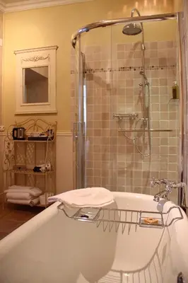 a bathroom with a bath tub and a shower at Sainte-Hélène Chambres d'Hôtes & Appartement in Olonzac