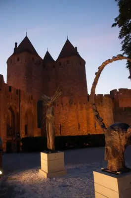 a castle with a statue in front of it at Appartement spacieux à Carcassonne 48 m² avec parking in Carcassonne
