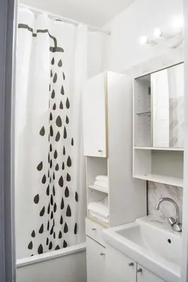 a bathroom with a shower with a shower curtain at Appartement spacieux à Carcassonne 48 m² avec parking in Carcassonne
