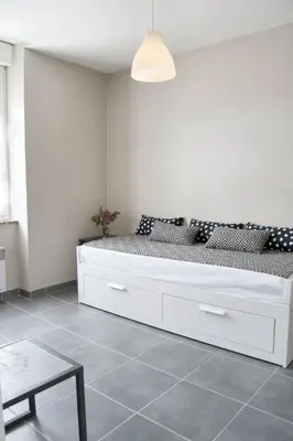 a white bedroom with a large bed in a room at Appartement spacieux à Carcassonne 48 m² avec parking in Carcassonne