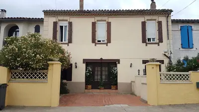 a house with a gate and a door at Appartement de 2 Chambres au 1er Etage in Carcassonne