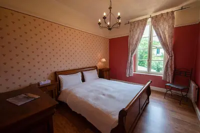 a bedroom with a bed and a desk and a window at Appartement de 2 Chambres au 1er Etage in Carcassonne
