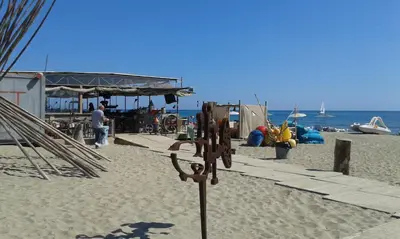 a metal object on a sandy beach with the ocean at Au Paradis Cathare in Fraissé-des-Corbières