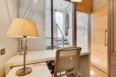 a desk with a lamp and a chair in a room at Designer Haus in Armissan