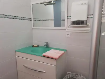 a bathroom with a sink and a mirror at Maison D architecte chez Huguette in Villalier