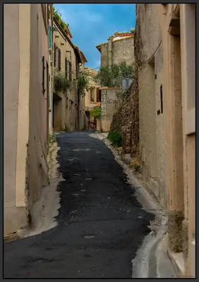 an alley with an old building and an empty street at Appartement moderne, vue imprenable in Bages