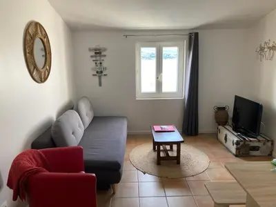 a living room with a couch and a table at Appartement moderne, vue imprenable in Bages