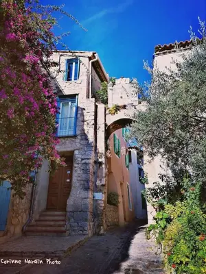 an alley in a village with a building at Appartement moderne, vue imprenable in Bages