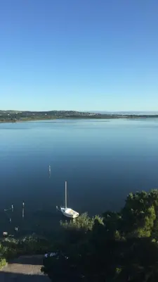 a boat in the middle of a large body of water at Appartement moderne, vue imprenable in Bages