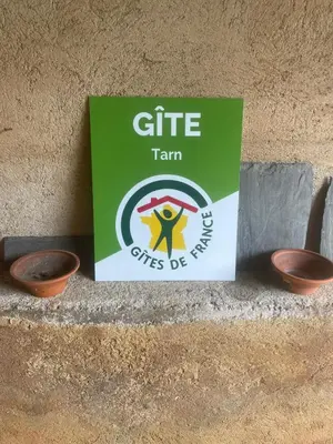 a sign for a gift team sits on a ledge at Residence le Petit Paradis in Labastide-Rouairoux