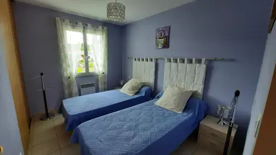 two beds in a bedroom with blue walls at Lenga doc in Prades-sur-Vernazobre