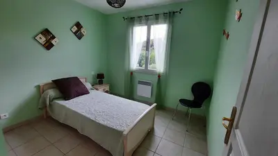 a green bedroom with a bed and a window at Lenga doc in Prades-sur-Vernazobre