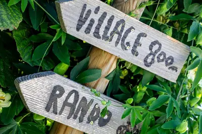 two wooden signs that say hello farms at Logis Hôtel et Restaurant La Bombardière in Cuq-Toulza