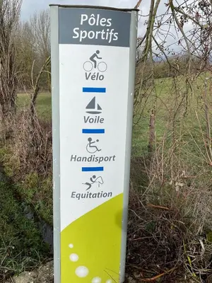 a sign for a polling station in a field at gîtes Studio de tourisme du Domaine Piscine Spa Balnéo in Lescout