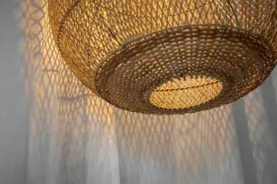 a wicker basket hanging from a net at Ecole Olargues - Chambres & restaurant - Teritoria in Olargues