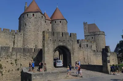a castle with people standing in front of it at Studio dans un cadre champêtre in Mas-Saintes-Puelles