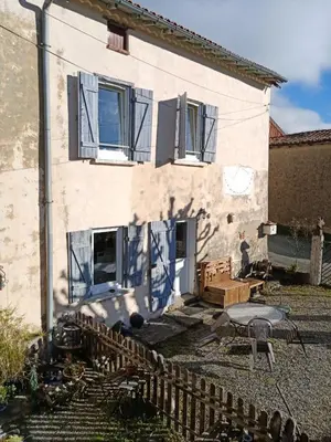 a house with a fence in front of it at Infocus-Du-Sud in Soula